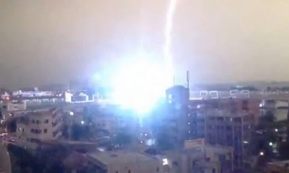 Munja pogodila električni vlak u Tokiju