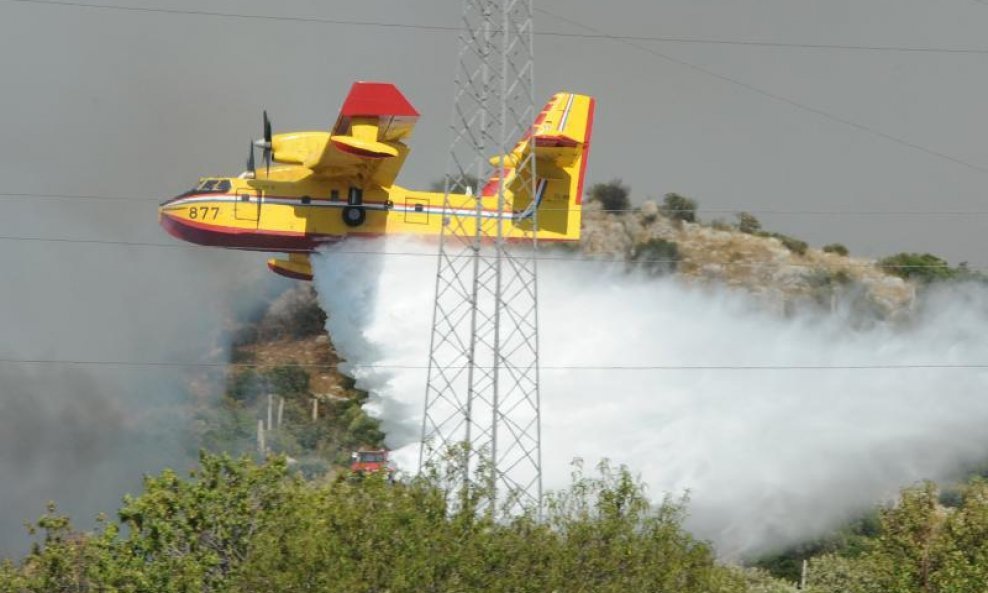 Vojni protupožarni avioni gase vatru na požarištu Svilaja - Otišić