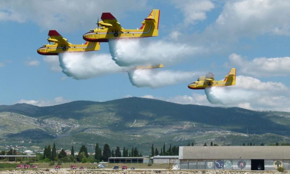 Vojne zračne snage angažirane su na više požarišta u Dalmaciji