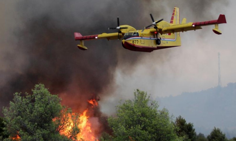 Kanaderima i air tractorima gasi se požar kod Perkovića