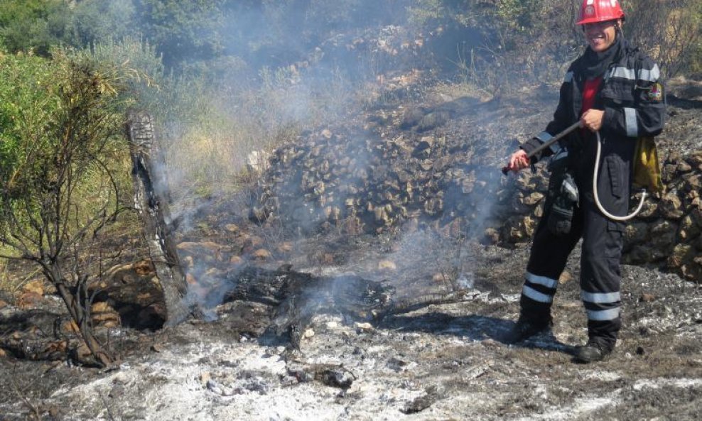 Vatrogasac na požarištu u Dugom ratu