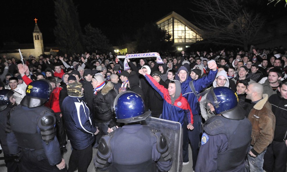 Torcida prosvjeduje pred Poljudom (5)