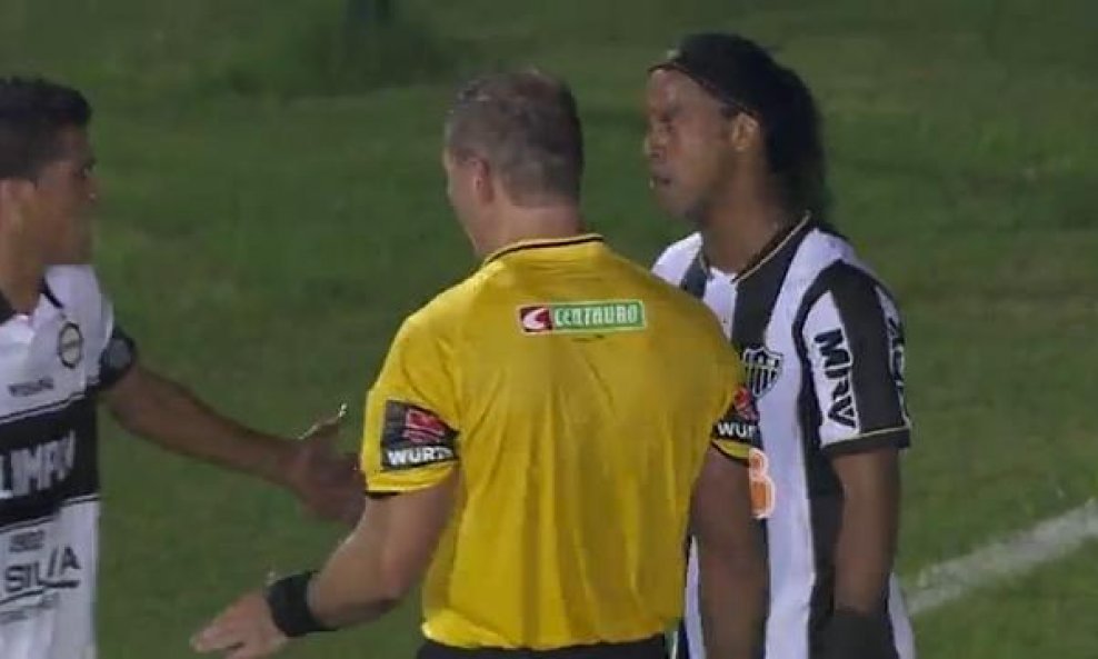 Ronaldinho gađan kamenjem