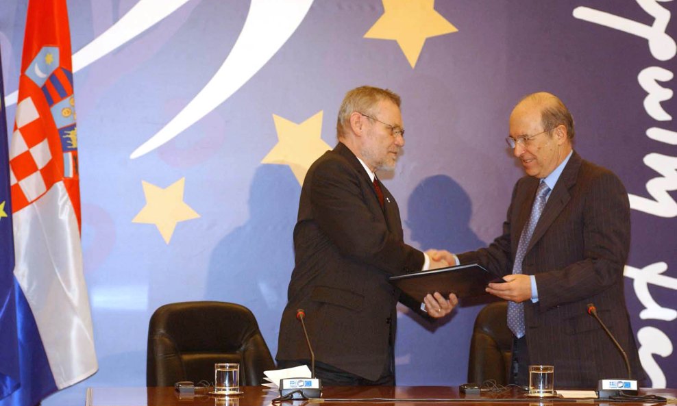 Račan 2003. predaje grčkom premijeru Simitisu zahtjev za članstvo u Europskoj uniji