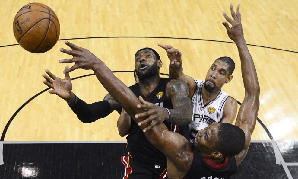 LeBron James i Chris Bosh pored Tima Duncana