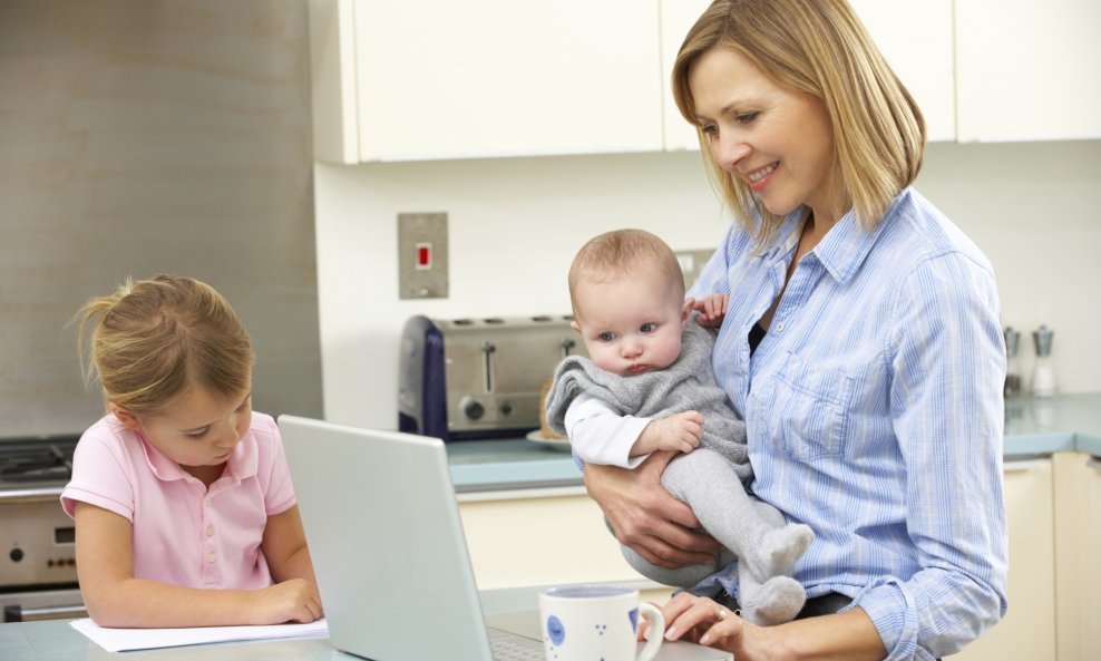 multitasking mama djeca dijete zaposlena mama