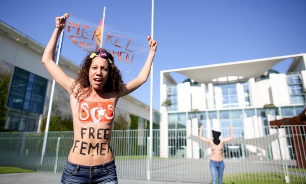 Aktivistice njemačkog Femena prosvjeduju ispred radnog mjesta Angele Merkel