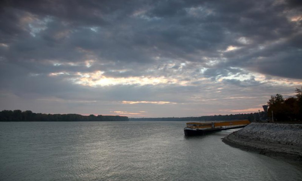 dunav kod vukovara brod na dunavu