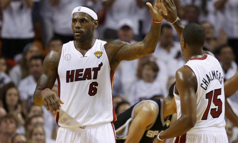 LeBron James (L) i Mario Chalmers