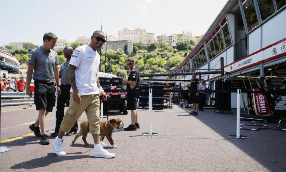 Lewis Hamilton i njegov pas Roscoe