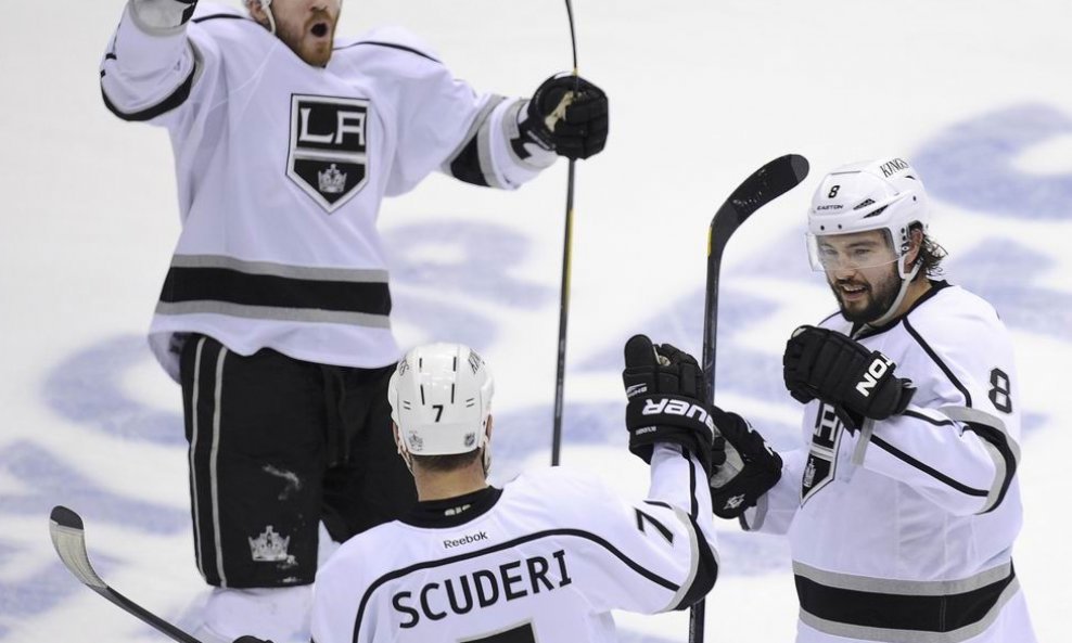 Drew Doughty (d), Colin Fraser (L) i Rob Scuderi  (Los Angeles Kings)