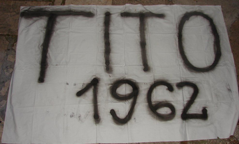 Transparent pred Tuđmanovim spomenikom