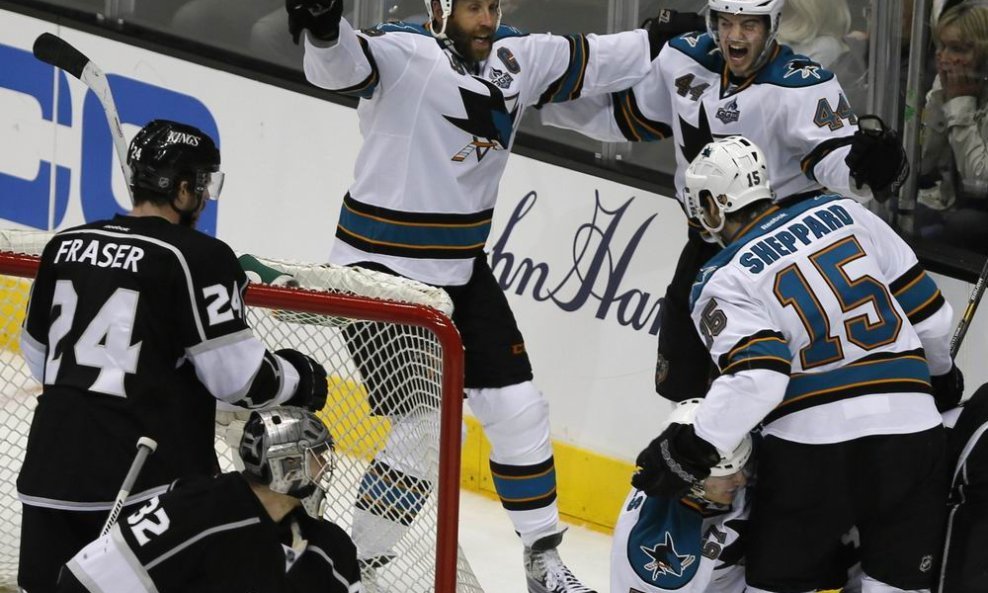 Marc-Edouard Vlasic (R)  i James Sheppard i Joe Thornton (C)