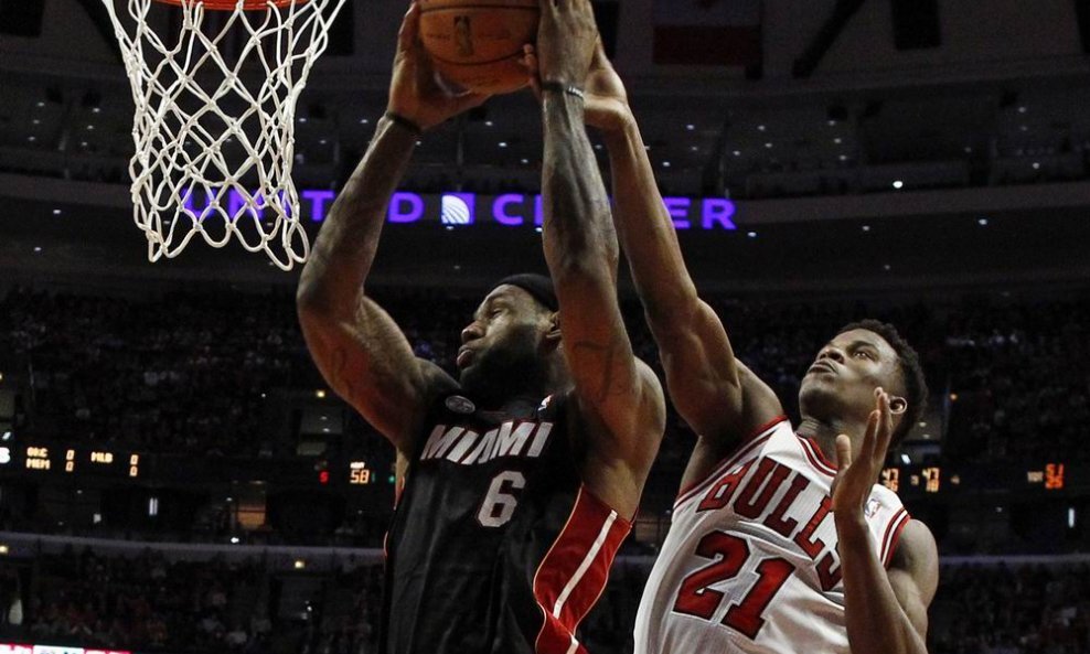 LeBron James (L) i Jimmy Butler