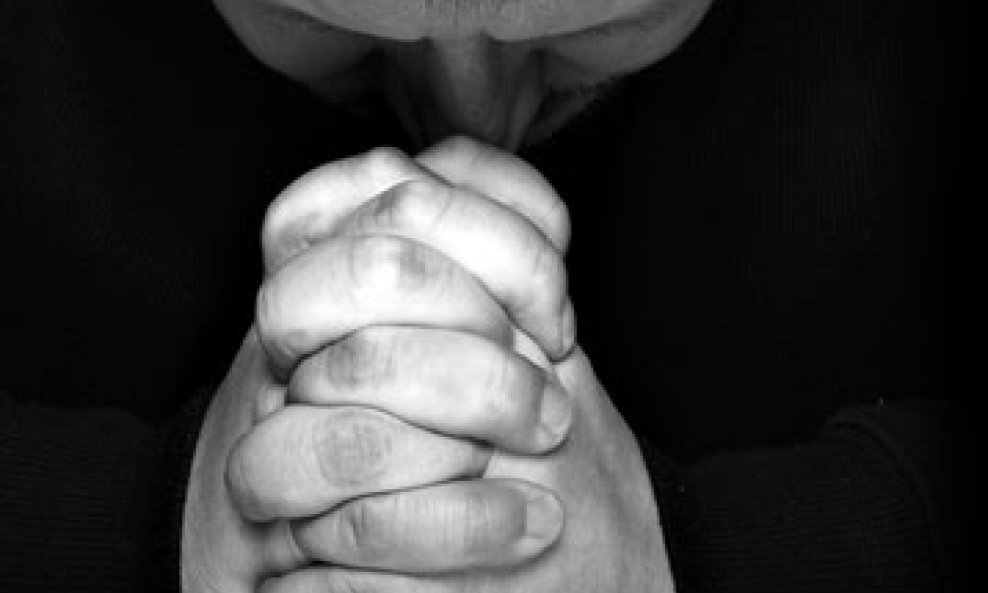 molitva depresija svećenik pognute glave