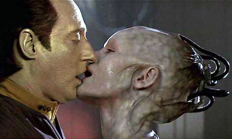 Data Borg Zvjezdane staze poljubac
