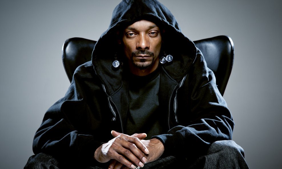 Calvin Cordozar Broadus, Jr. (Long Beach, Kalifornija, SAD, 20. listopada 1971.), bolje poznat po svom umjetničkom imenu Snoop Dogg (ranije poznat kao Snoop Doggy Dogg, a trenutno koristi ime Snoop Lion), američki je reper, pjevač, glazbeni producent, glu