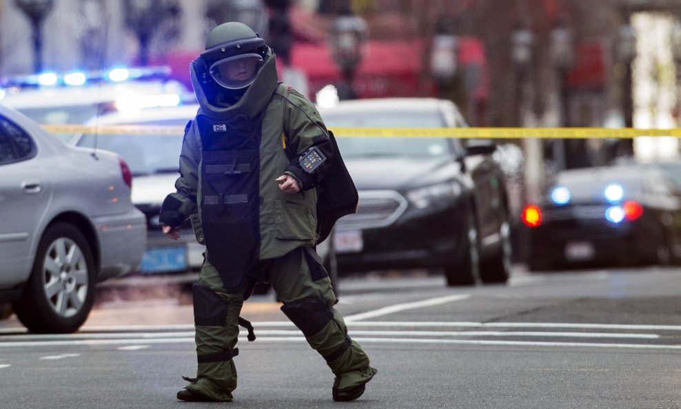 Stručnjaci za bombe na ulicama Bostona