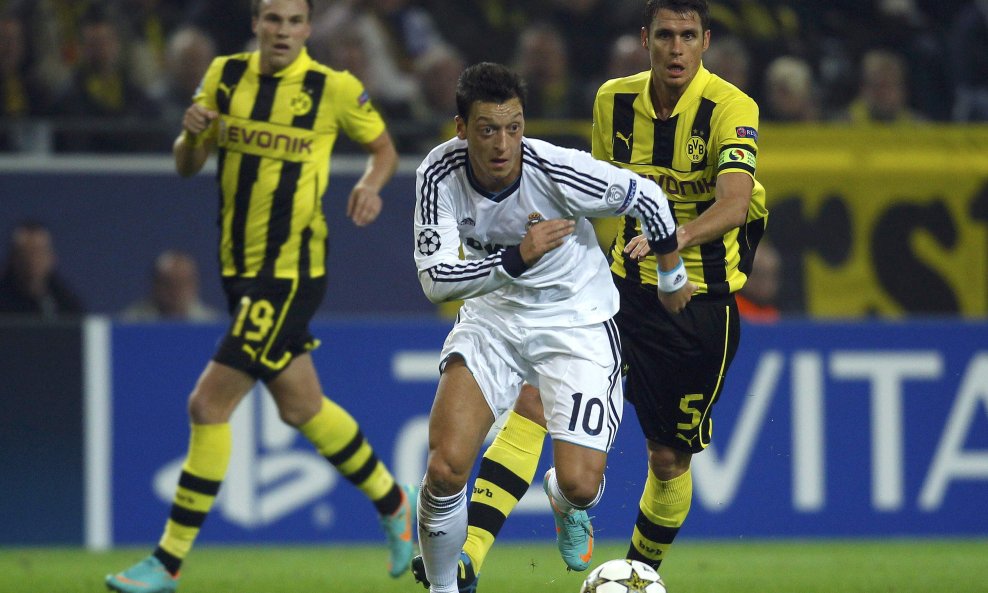 Mesut Ozil (Real Madrid) vs Borussia Dortmund's Kevin Grosskreutz i Sebastian Kehl (Borussia Dortmund)