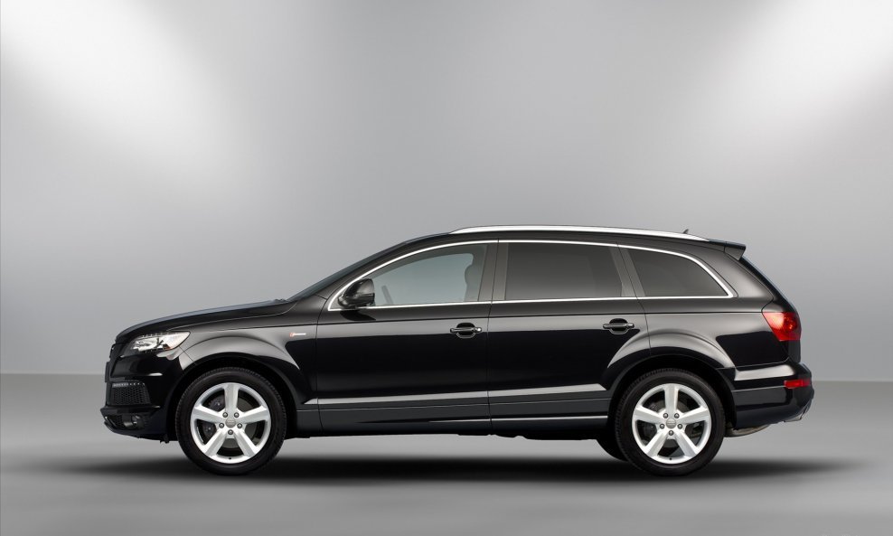 Audi-Q7-3-0T-S-Line-2012-widescreen-03