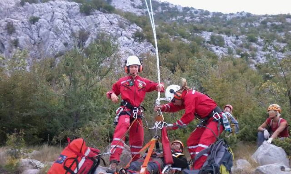 spašavanje_alpinist anića kuk hgss