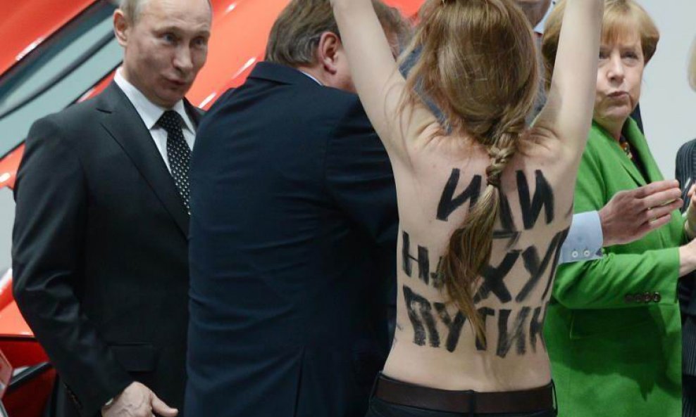 Vladimir Putin gleda nagu prosvjednicu