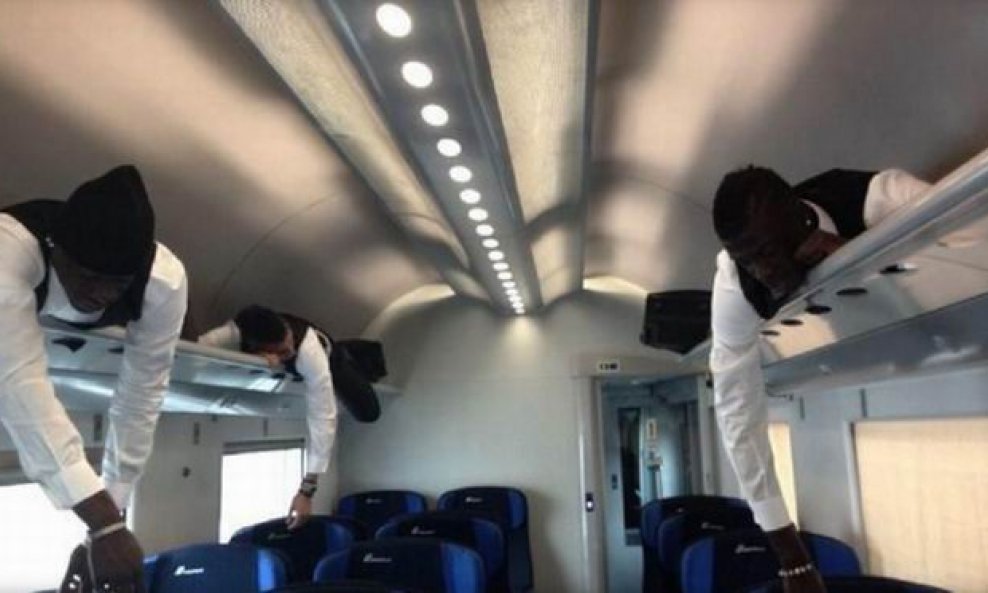 Mario Balotelli spava na polici