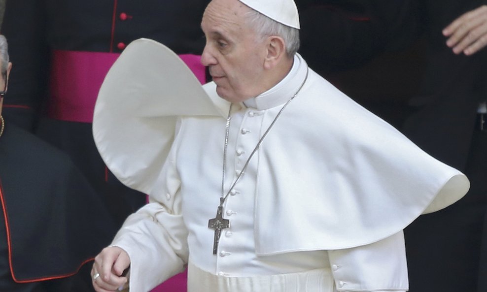 Papa Franjo, prvi radni dan