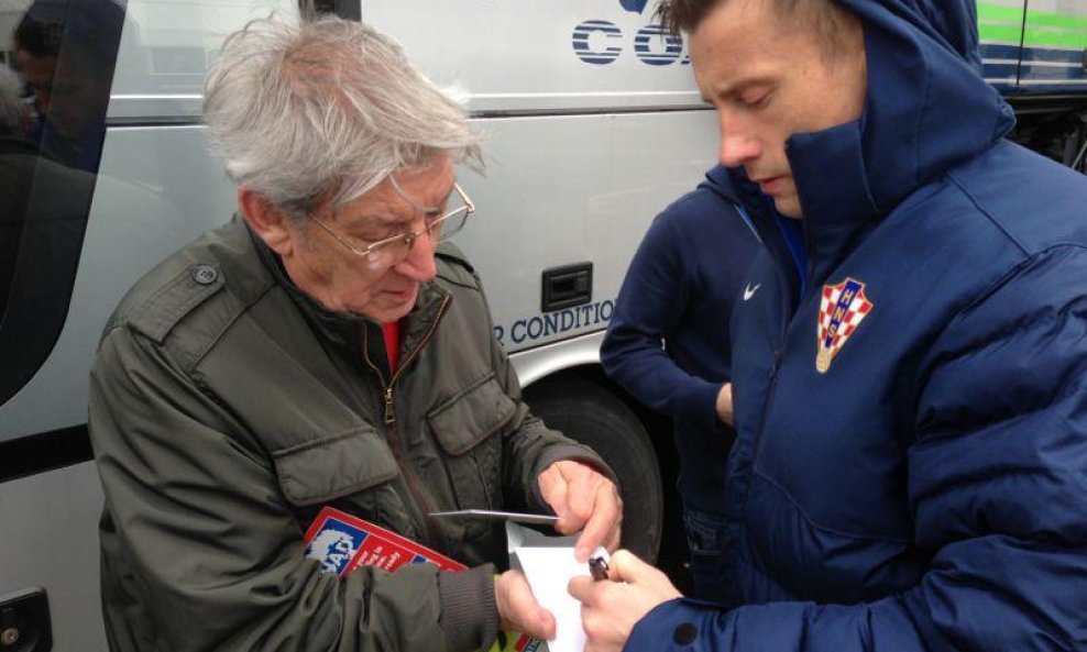 Olić potpisuje autogram
