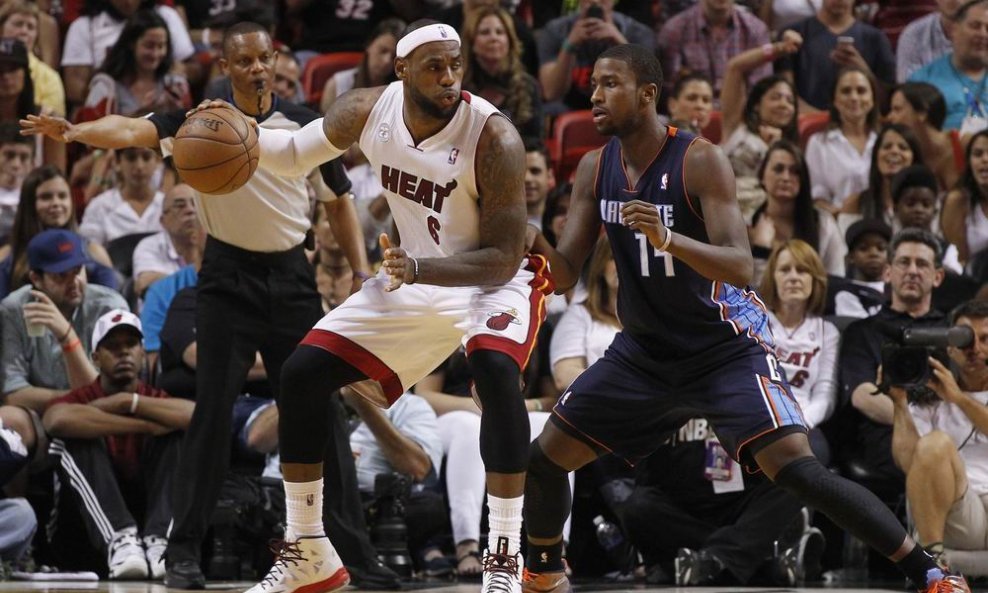 Lebron James (L) i Michael Kidd-Gilchrist (Charlotte Bobcats)