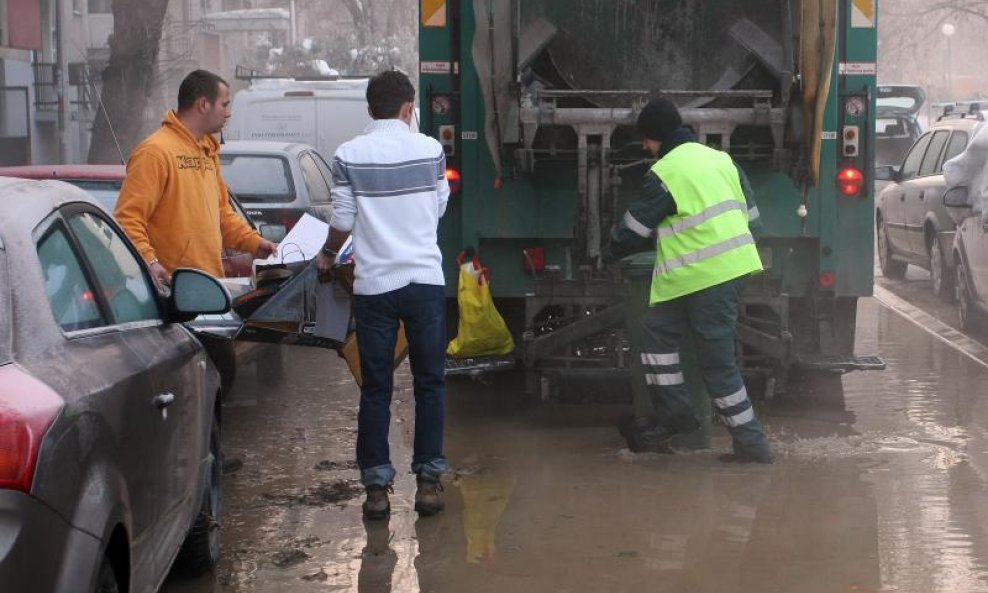 Poplave zbog puknuća vrelovoda (10)