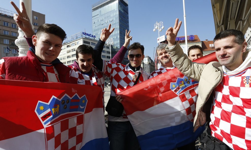 hrvatski navijači uoči utakmice sa Srbijom