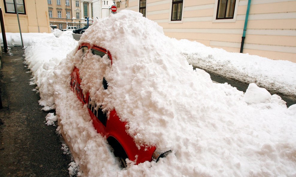 Automobili zatrpani u snijegu (2)