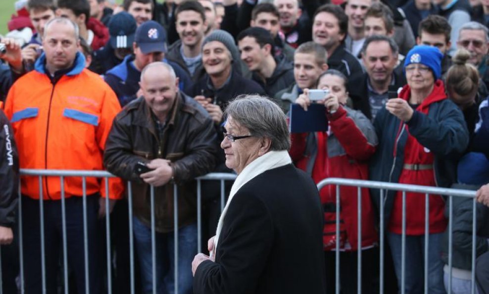 Ćiro i brojni navijači na treningu reprezentacije (1)