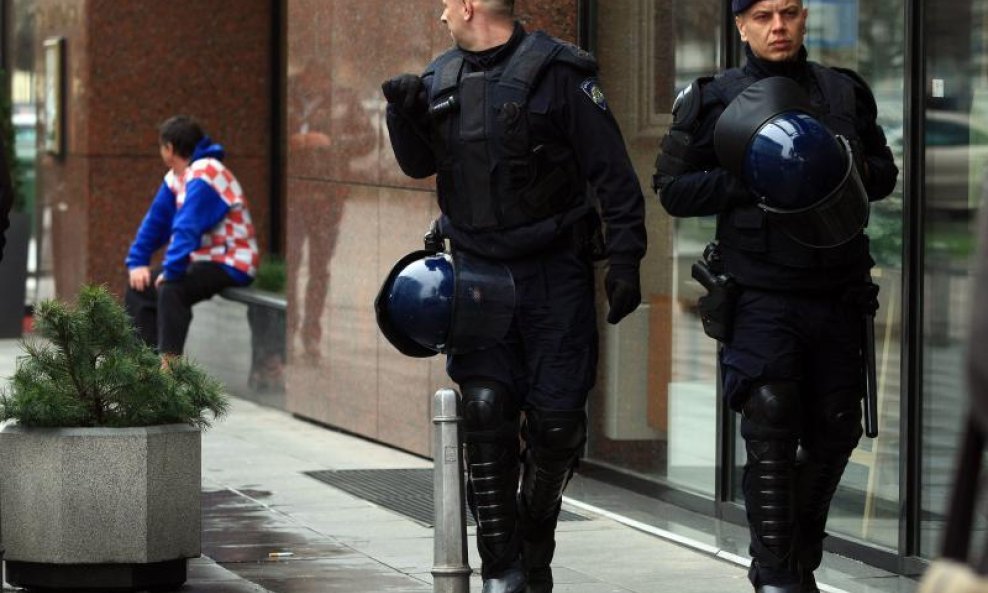 Jake policijske snage čuvaju srpsku reprezentaciju (5)
