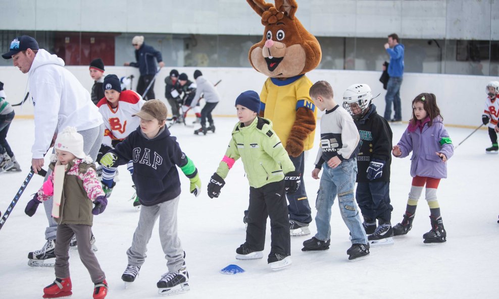 Mala skola hokeja i klizanja s hokejasima Medvescaka