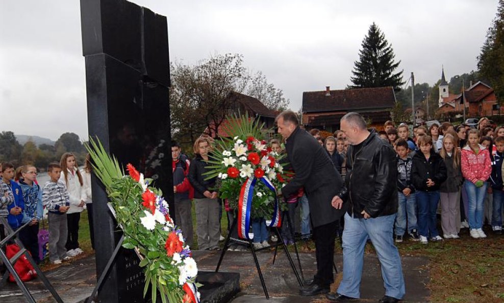 ratni zločin baćin spomen ploča