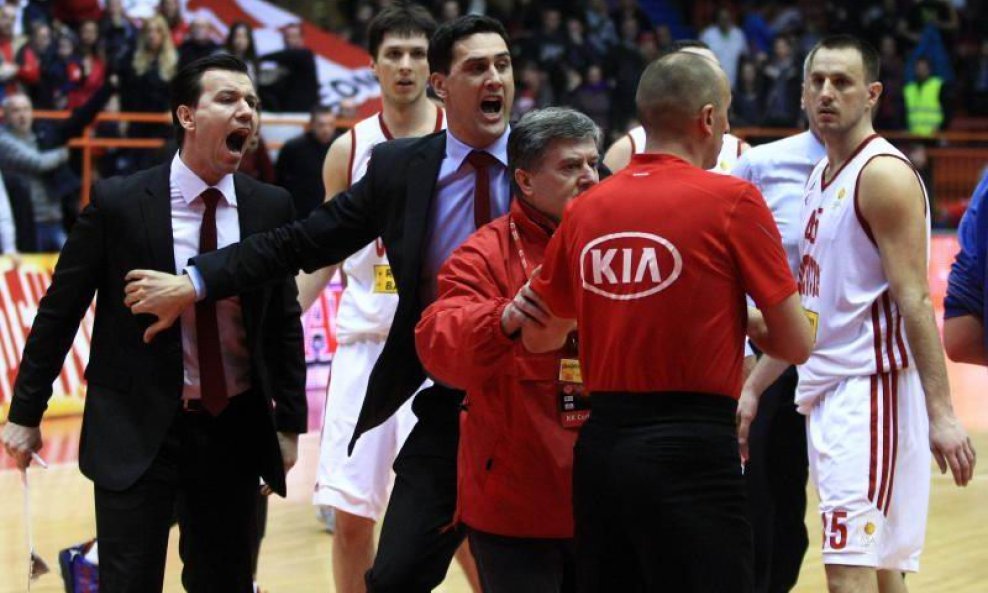 Gužva na parketu nakon utakmice Cedevita - Partizan