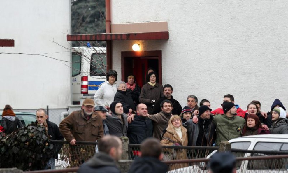 Deložacija obitelji Frlan građani u živom zidu