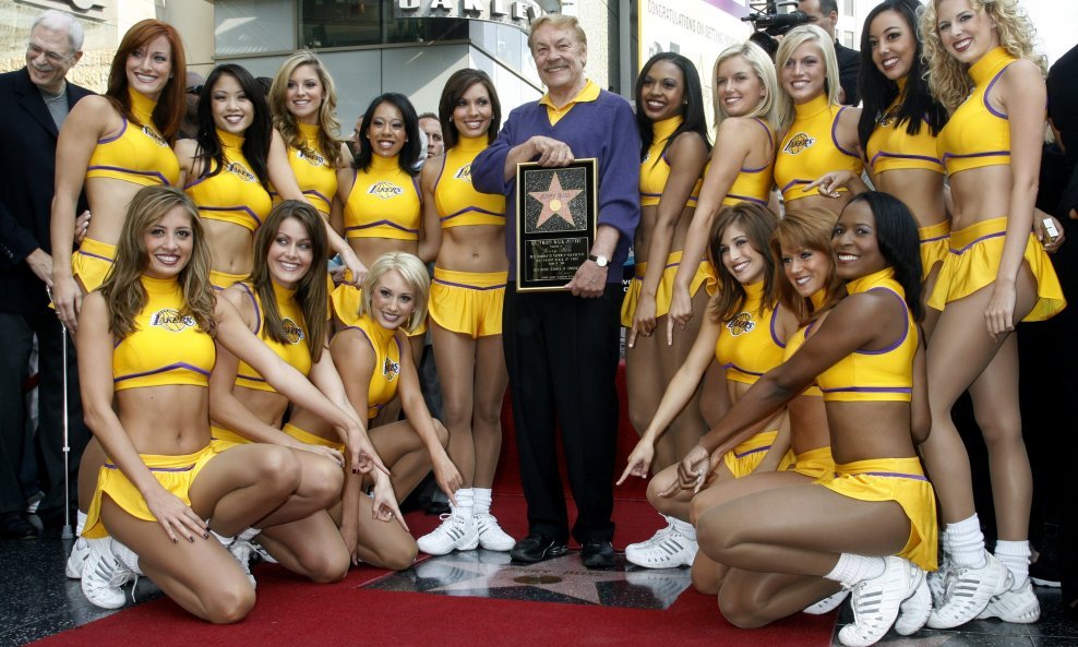 Jerry Buss sa chearledersicama