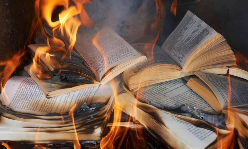 Knjige na lomači vatra