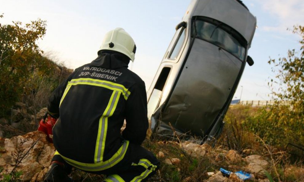  Zbog neprilagođene brzine Renaultom sletio s ceste (10)