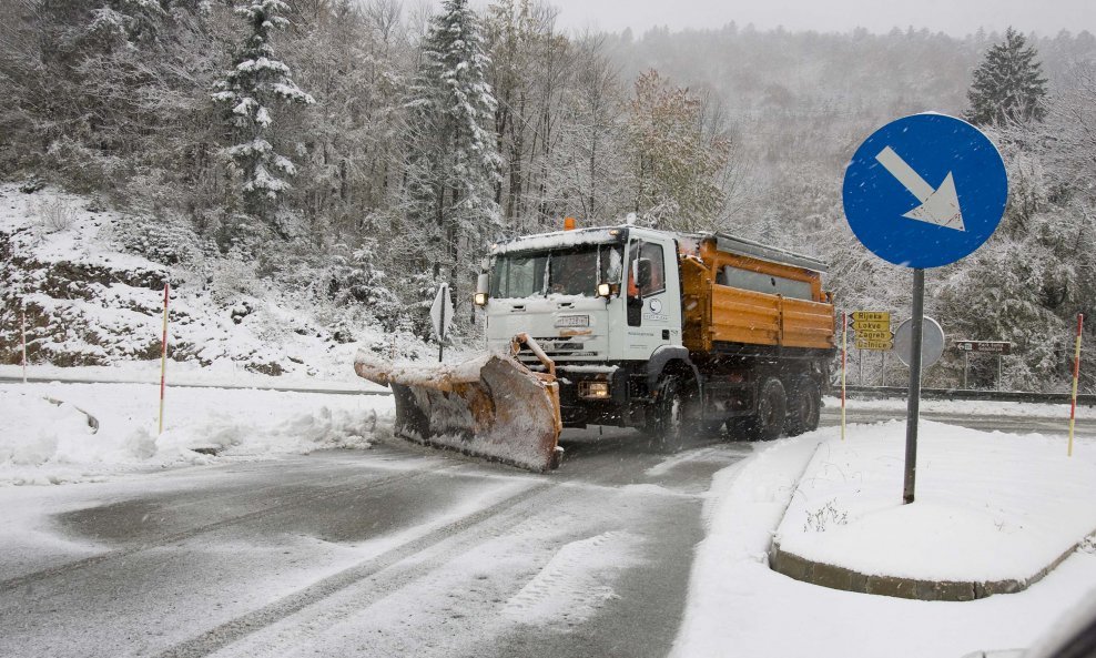 Obustavljena nastava u jugozapadnom dijelu BiH, snijeg blokirao prometnice