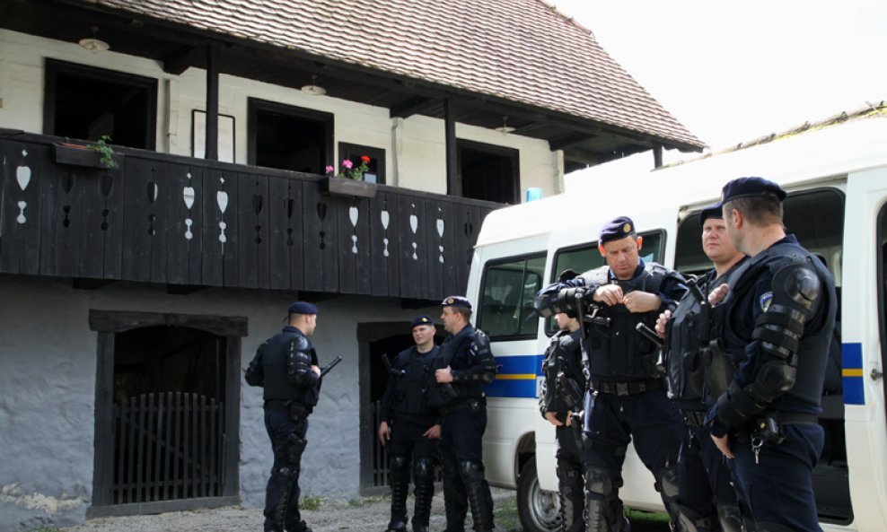 (13) Policija pred kumrovačkom kućicom