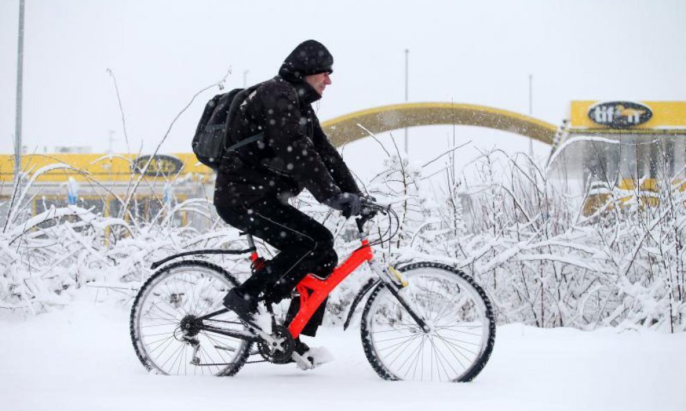 snijeg biciklist
