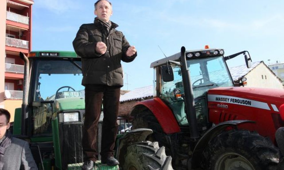 Prosvjed seljaka u Đakovu (1)