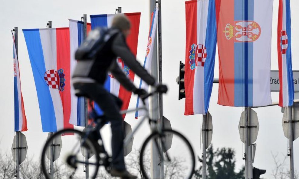 Hrvatske i srpske zastave u Zagrebu