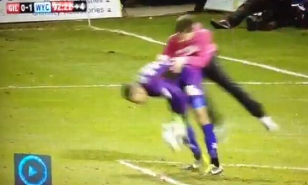 Skok na leđa golmanu