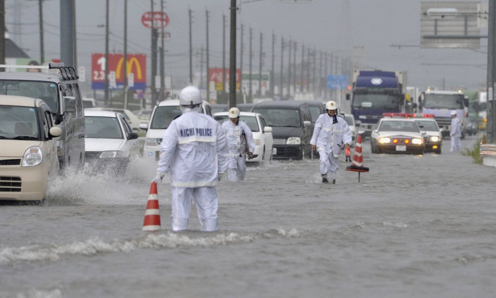 Potop na ulicama gradova središnjeg Japana