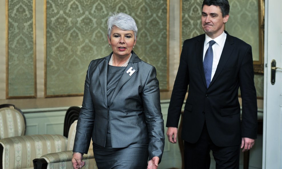 Prošlo je točno godinu dana od paralamentrnih izbora na kojima je pobijedila Kukuriku koalicija. Vlada je potvrđena u Saboru 22.12.2011., a dan kasnije bivša HDZ-ova premijerka Jadranka Kosor predala je Zoranu Milanoviću i Banske dvore. Građani su najviše
